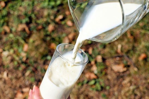 mleko nalewane do szklanki