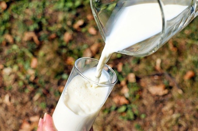 mleko nalewane do szklanki