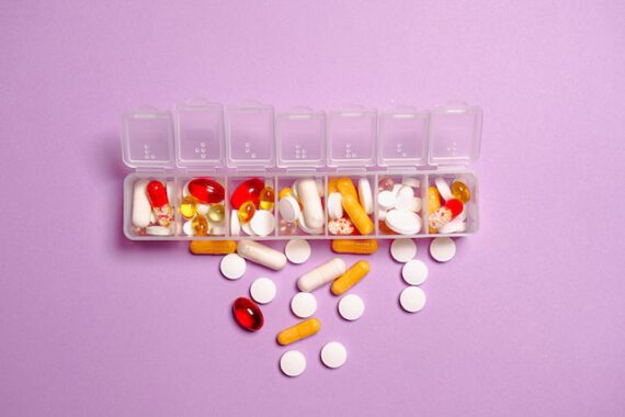 Tabletki i witaminy b12 w pudełku