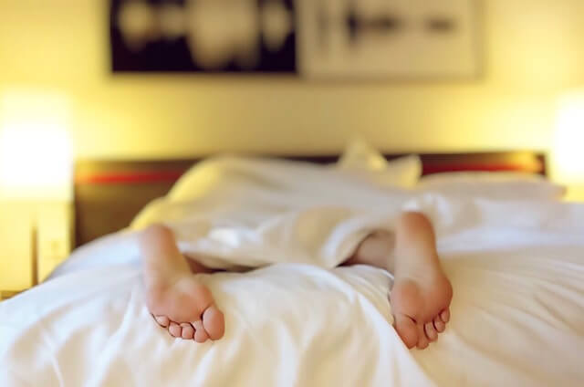 stopy wystają spod kołdry