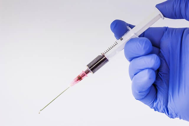 Strzykawka z badania krwi na wykrycie wirusa HIV